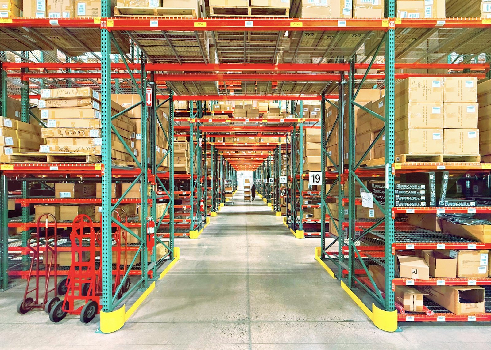 Rayonnages et flux d'un entrepôt logistique