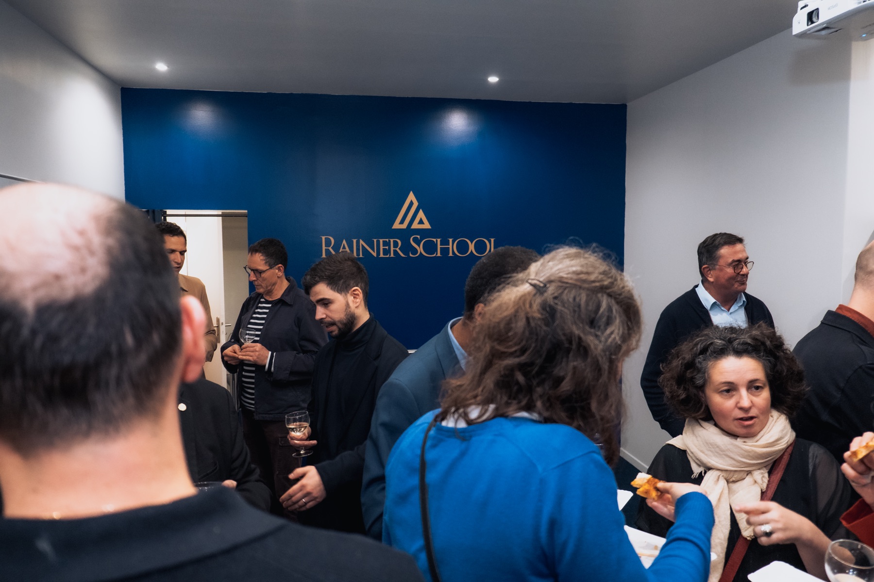 Professionnels réunis lors d'un événement au campus de la Rainer School
